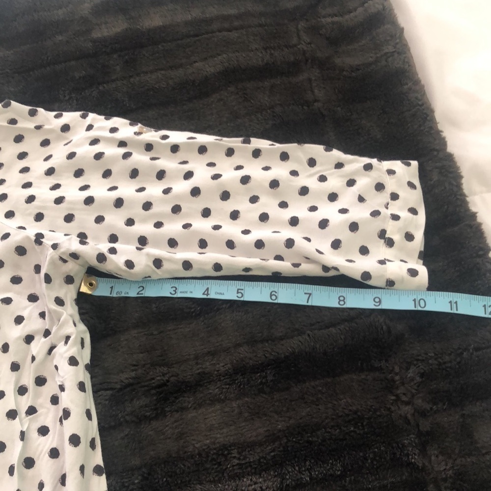Just Living partial button down blouse 👚white & black polka dots low high style - Picture 5 of 8